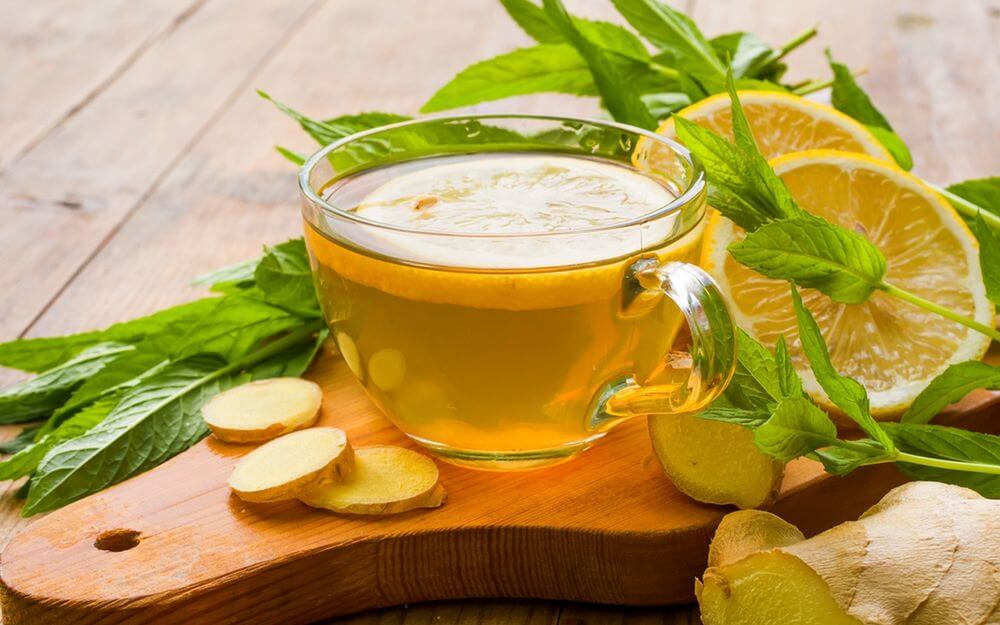 Как приготовить согревающий зеленый чай с медом и имбирем